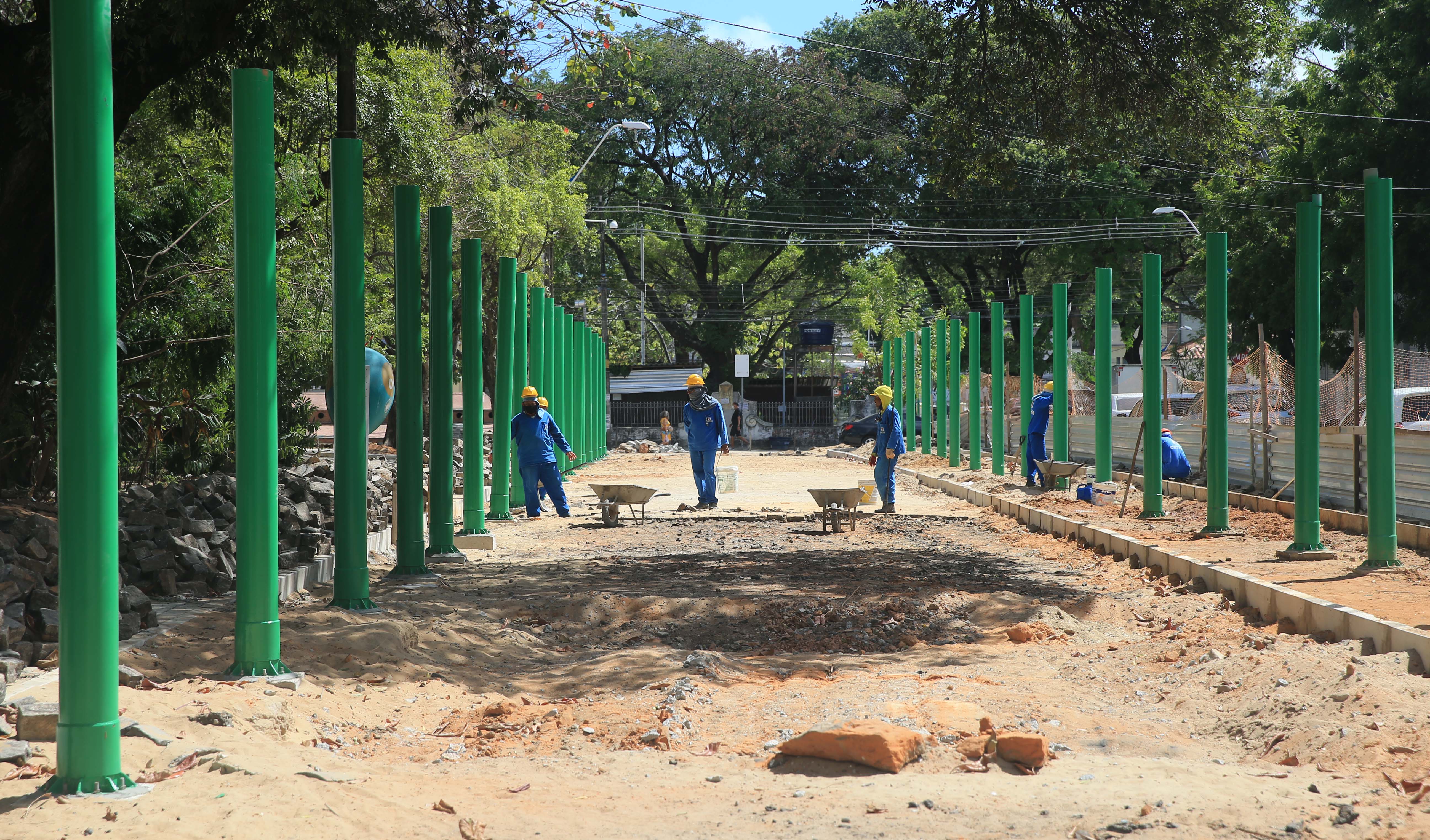 operários trabalhando na praça coração de jesus